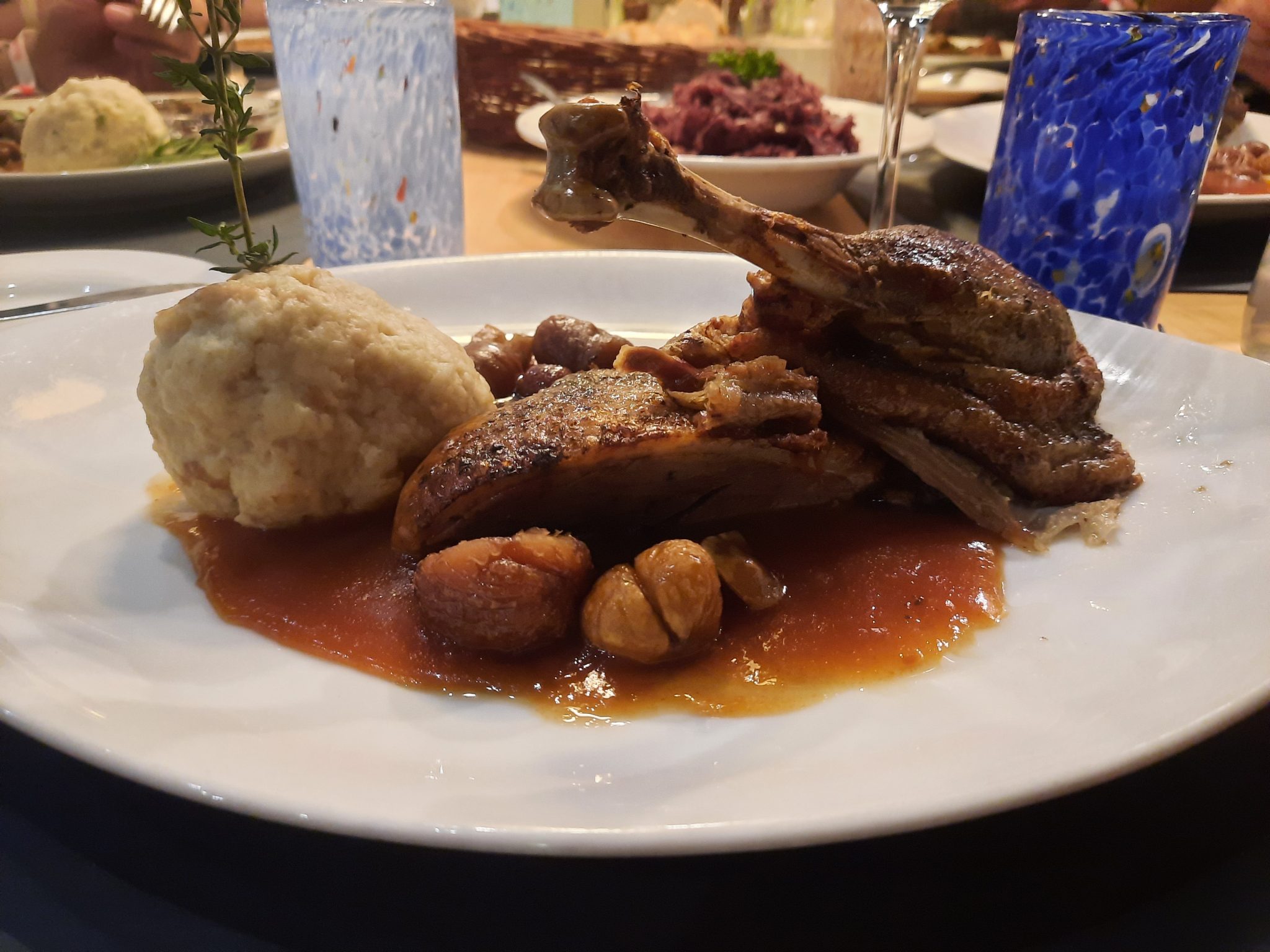 Gans mit Zwiebel-Orangen-Füllung,Serviettenknödel und Maroni-Rotkraut ...